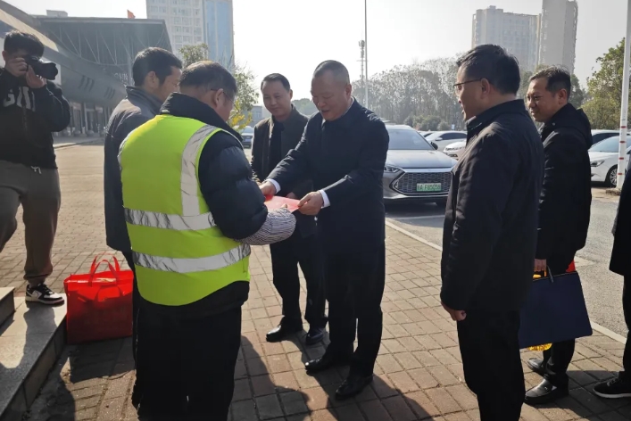 新余公司 新余市政府領(lǐng)導(dǎo)慰問新余長運(yùn)一線困難員工