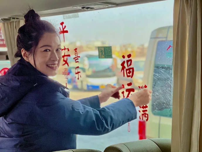 鄱陽(yáng)長(zhǎng)運(yùn)：公交車廂換“新裝” 裝點(diǎn)濃濃年味