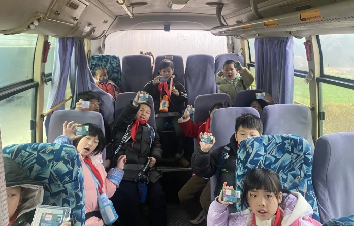 上饒汽運(yùn)：鎮(zhèn)村公交學(xué)生乘車(chē)卡上線 獲家長(zhǎng)好評(píng)