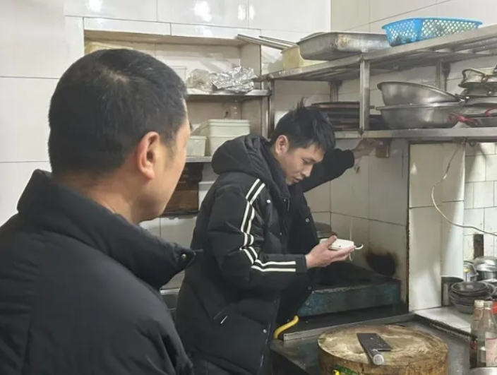 長運物業(yè)：深入轄區(qū)沿街店鋪 開展消防安全檢查宣傳