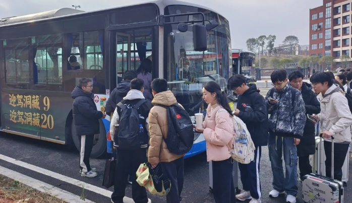 新余公交：開(kāi)通公交專線 助力學(xué)生平安回家