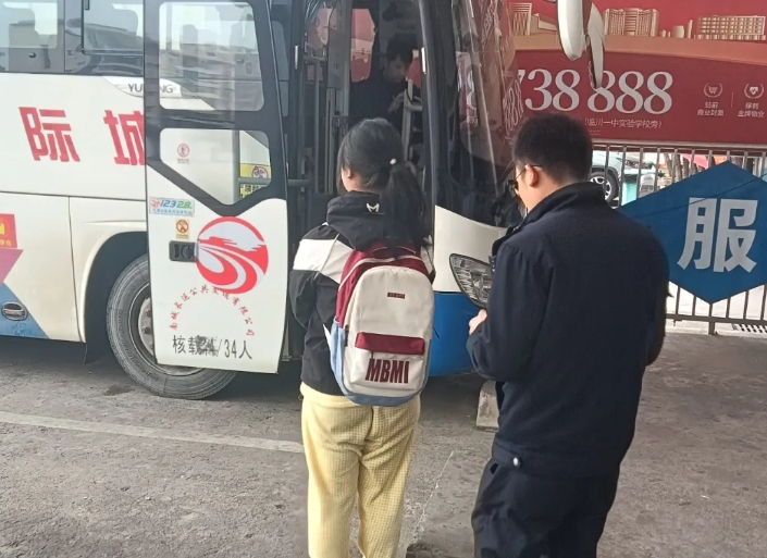 撫州長運(yùn)：警民愛心接力 護(hù)送走失女孩回家