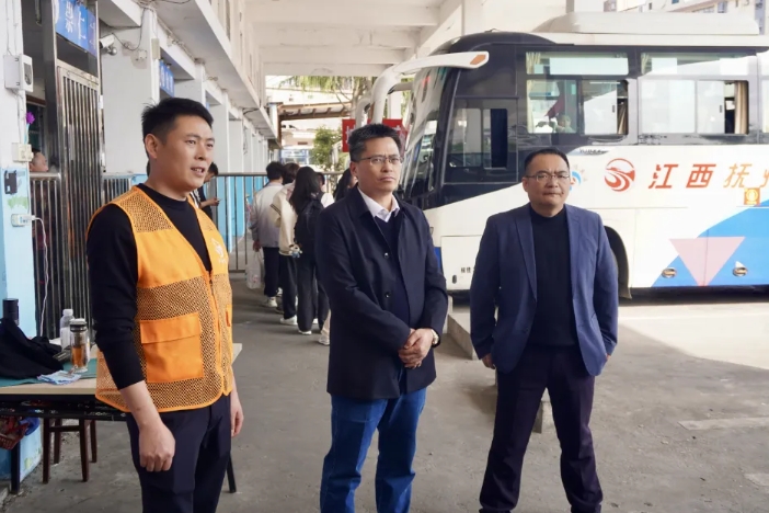 肖良芝深入一線(xiàn)督導(dǎo)清明節(jié)前運(yùn)輸工作