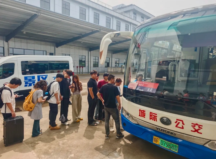 9.9元車(chē)票點(diǎn)燃出游熱 撫州長(zhǎng)運(yùn)全力保障大覺(jué)山“五一”出行潮