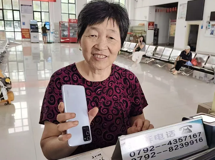 都市城際公交:手機遺落車中 司機接力送還