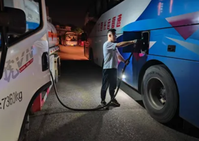 景德鎮(zhèn)長運 深夜護航 加油不斷檔