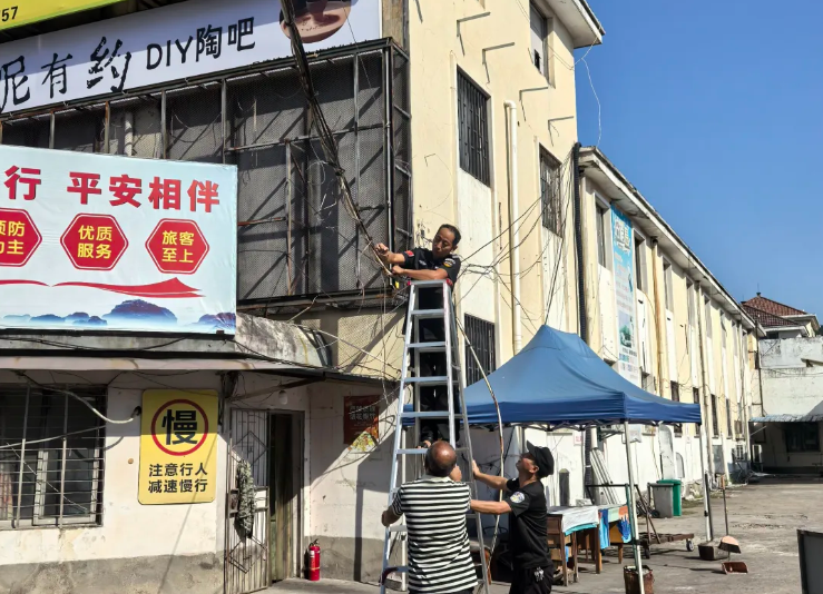 戰(zhàn)高溫 || 景德鎮(zhèn)長運：烈日下 搶修保暢通