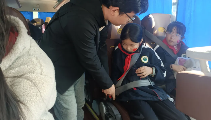 馬鞍山長(zhǎng)客：含山長(zhǎng)運(yùn)護(hù)航學(xué)子秋日研學(xué)