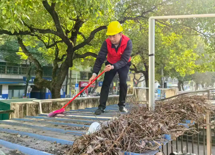 長運物業(yè)：商城分公司黨員職工齊上陣 給電動車棚“大掃除”