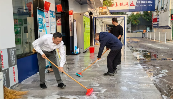 上饒汽運：攻堅人行道頑固污漬 擦亮帶湖驛站服務“門面”
