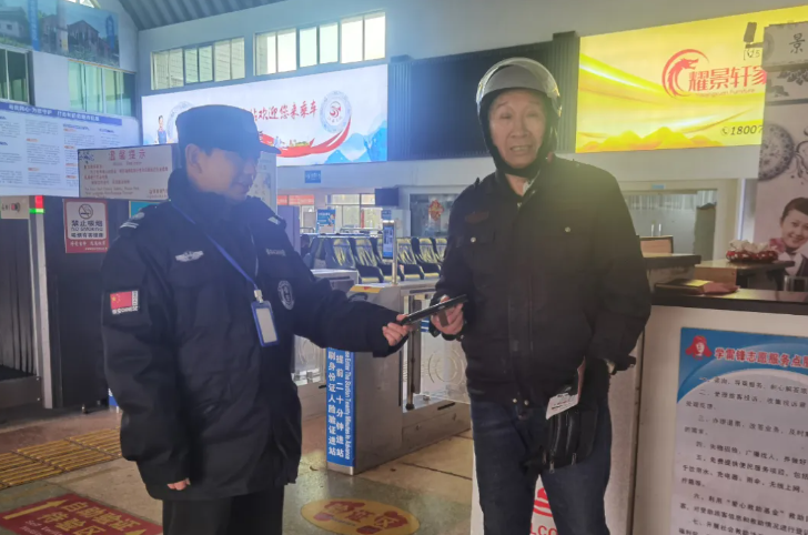 景德鎮(zhèn)長運：安檢員拾金不昧 旅客手機“失而復得”