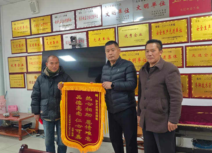 九江長運(yùn)：暖心！老人公交車上“發(fā)錢”，司機(jī)守護(hù)助其平安回家