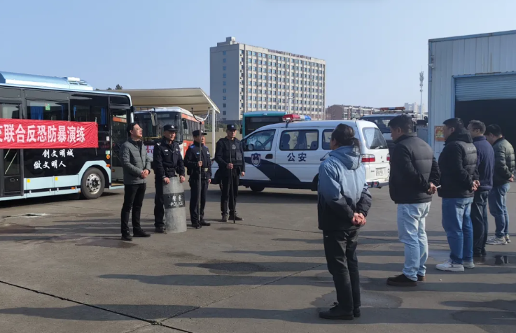 新余公交聯(lián)合新余公安圓滿完成2025年冬季反恐應(yīng)急演練
