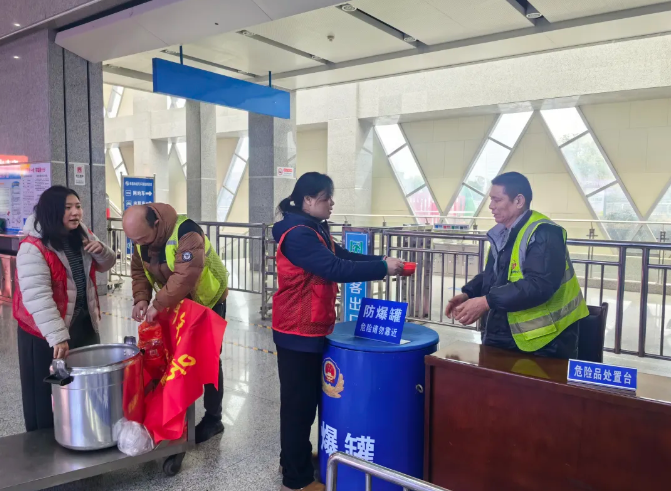 都市城際公交：開(kāi)展臘八節(jié)暖心送粥活動(dòng)