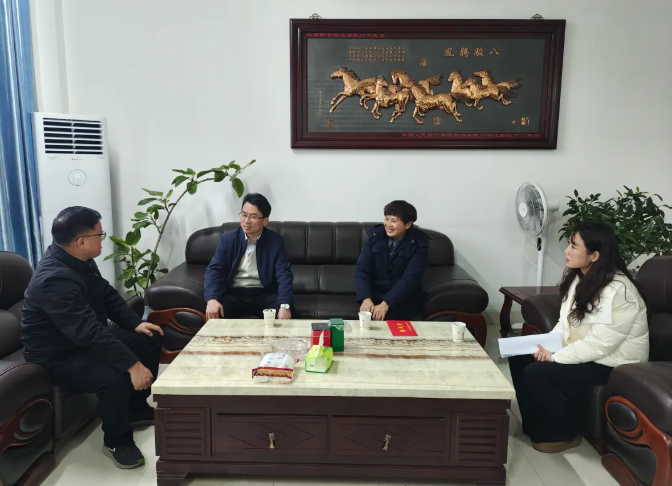 新余市直機(jī)關(guān)領(lǐng)導(dǎo)慰問(wèn)李小英